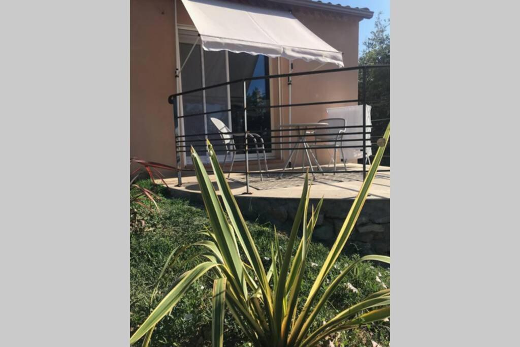 Logement Attenant A Une Villa T2 Avec Terrasse . Besse-sur-Issole Kültér fotó